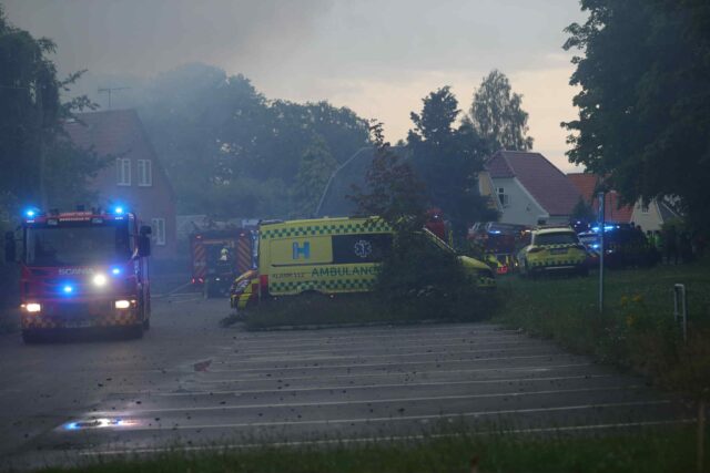 Kæmpe røgsky over Vestegnen: Flammerne æder sig igennem villa