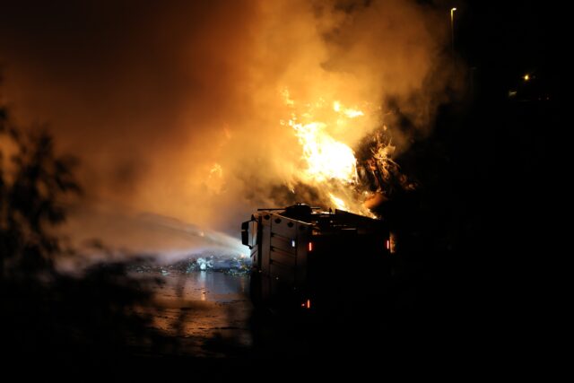 Enorme flammer spreder sig i voldsom storbrand