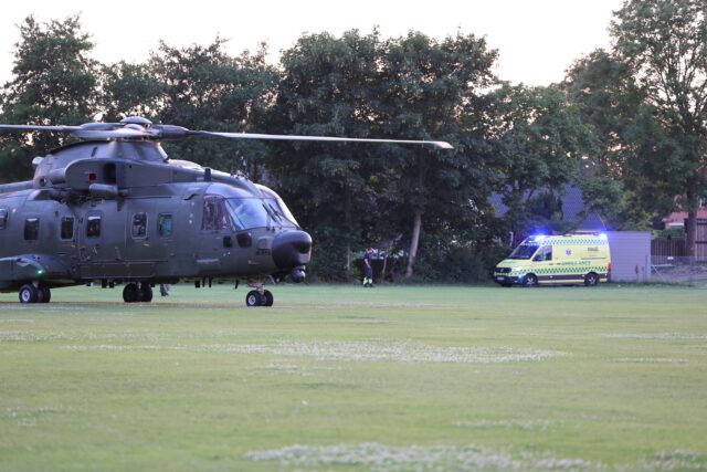 Helikopter ankommer til alvorlig brand