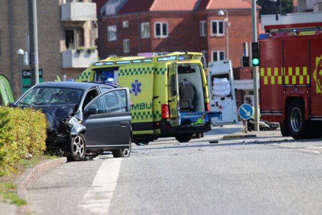 Trafikken er spærret: Voldsomt uheld i kryds