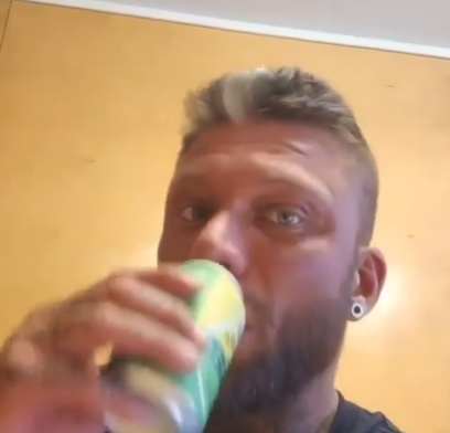 FYRET: Smukke Simon gik live med øl og vrede – og nu er han jobløs