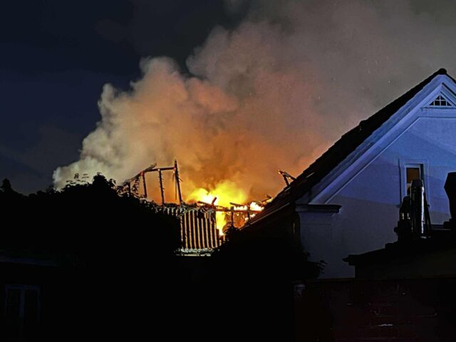 Gade spærret af: Bygning står overtændt af flammer
