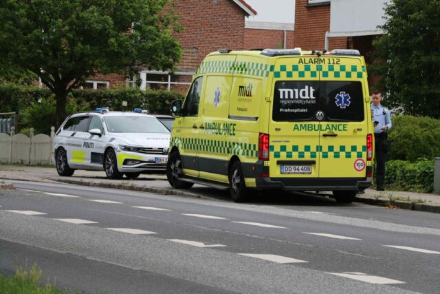 Motorcyklist i uheld: Tilses i ambulance