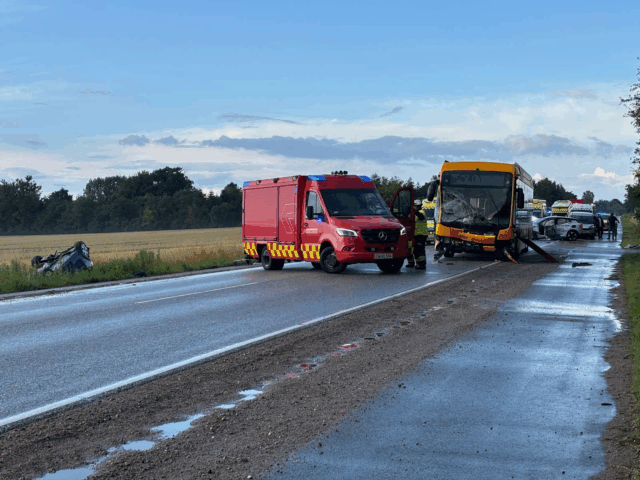 Alvorligt færdselsuheld med en bus: Vejen er totalt spærret