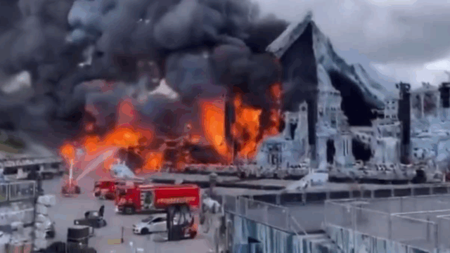 LIGE NU: Massiv brand på stor international festival