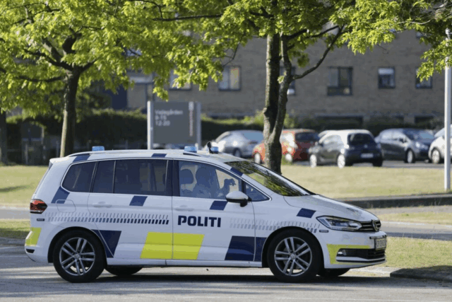 Teenagepige falder ud af kørende bil