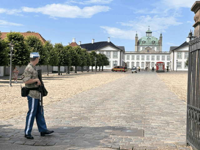 Blå blink ankommer til Fredensborg Slot