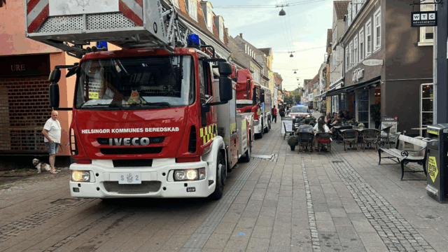 Brandvæsnets udrykningskøretøjer fylder i gågade