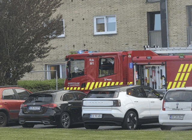 Brandfolk arbejder ved lejlighedskompleks