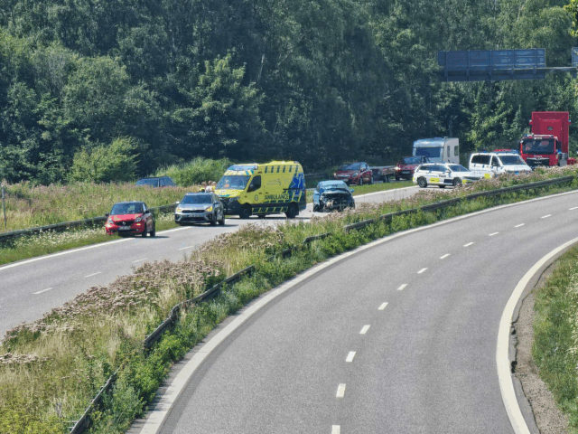 Motorvej spærret efter slemt uheld