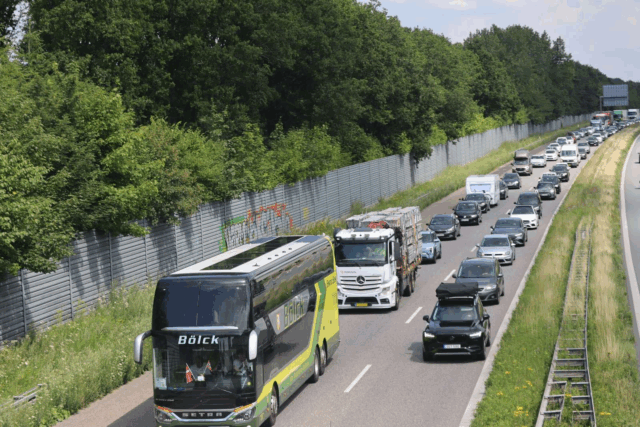 Lang kø efter uheld