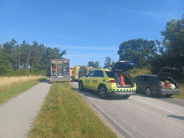 Vejen vil være spærret i længere periode: Alvorlig ulykke med fastklemt person