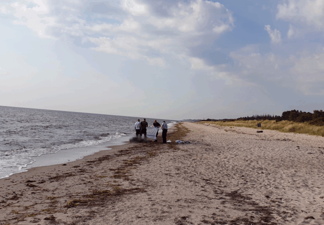 Fundet druknet på strand: Nu leder politiet efter pårørende