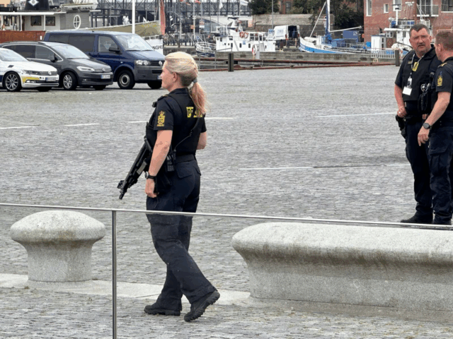 Tungt bevæbnet politi er mødt talstærkt op på Kulturhavnen: Derfor er de til stede