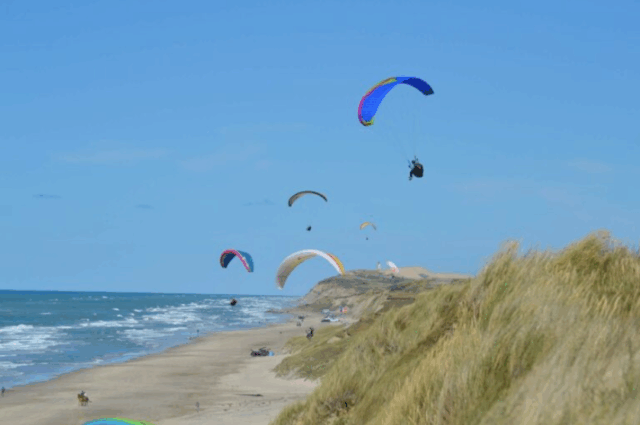 Paraglider styrter ned på dansk strand
