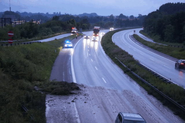 Opmærksom på motorvejen: Mudderskred og væltede træer
