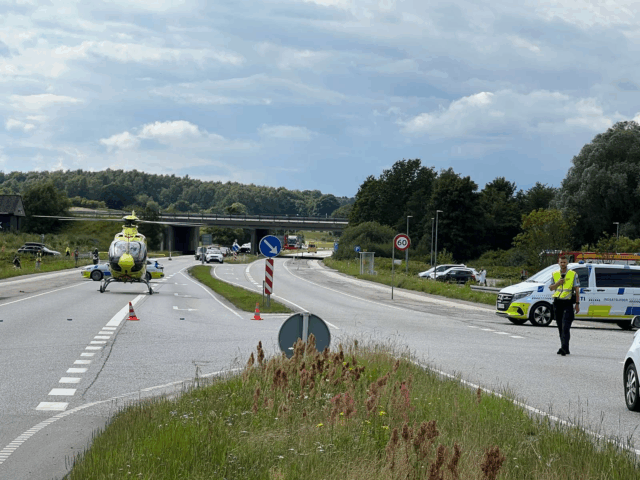 Mand kører direkte i sø: Lægehelikopter lander i området