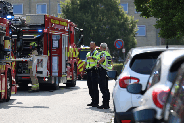 Udrykningskøretøjer haster ud: Store skader i lejlighed