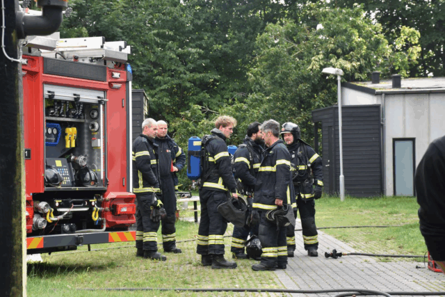 Røgdykkere rykker ind i hus: Stue udbrændt