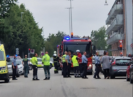 Dramatiske scener foran etageejendom