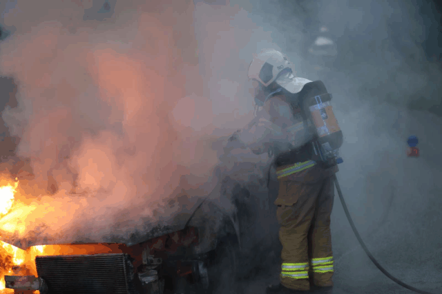 I skovområde: Voldsom bilbrand i gang