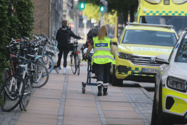 Politistyrker og læge arbejder på fortov i København: Her er, hvad der sker