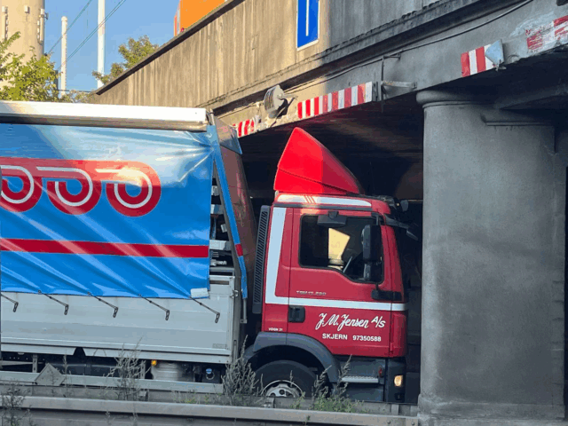 Lastbil hamrer ind i betonbro