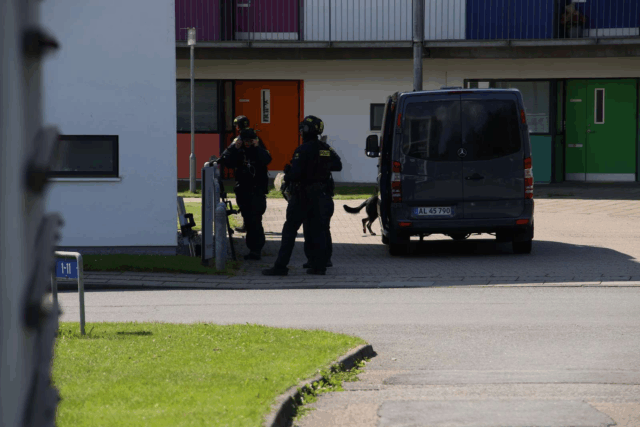 Har hørt skud: Kampklædt politi til stede i boligområde