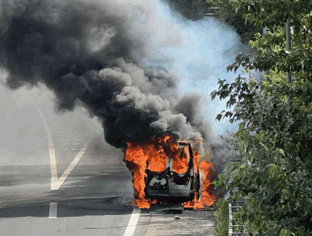 Frakørsel afspærret: Flammerne vælter ud af varevogn