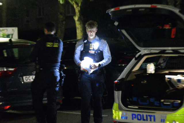 Flere høje brag ved parkeringsplads: Politiet rykker ud