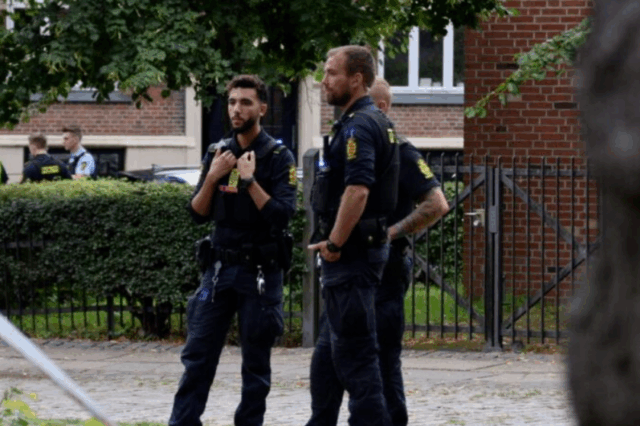 25-årig truer betjente med pistol