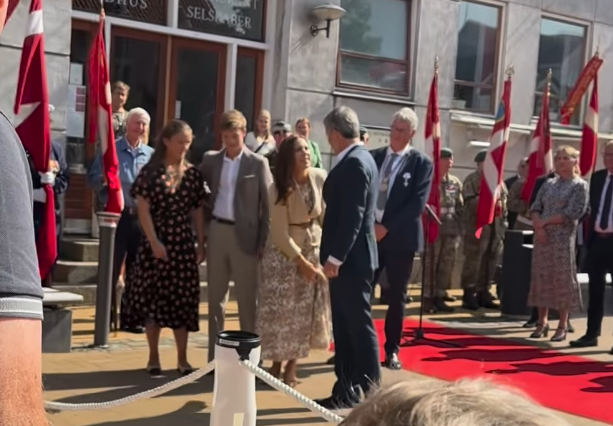 Se videoen hele verden taler om: Dronning Mary stukket på åben gade