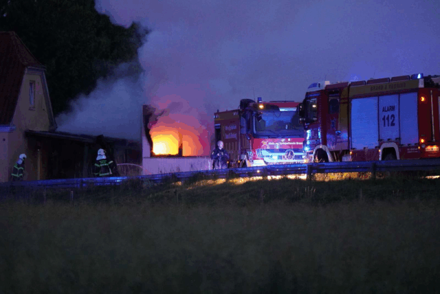 Voldsom brand raserer: Stort område afspærret