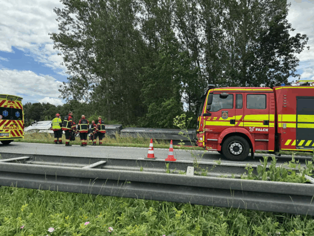 Kæmpe kø på motorvej: Lastbil ligger væltet