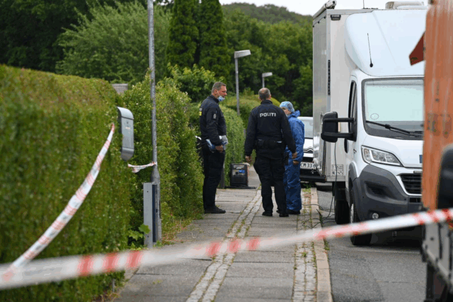 Chok på villavej da massivt politopbud rykker ind: Kvinde fundet død