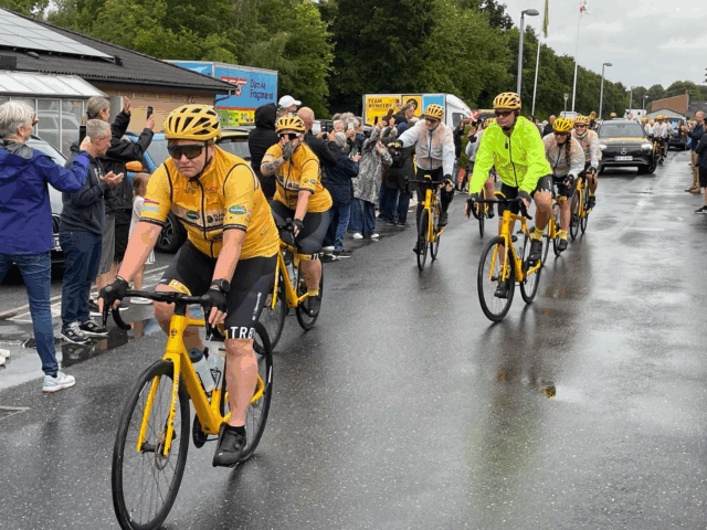 Så er starten gået: Team Rynkeby rykker mod Paris