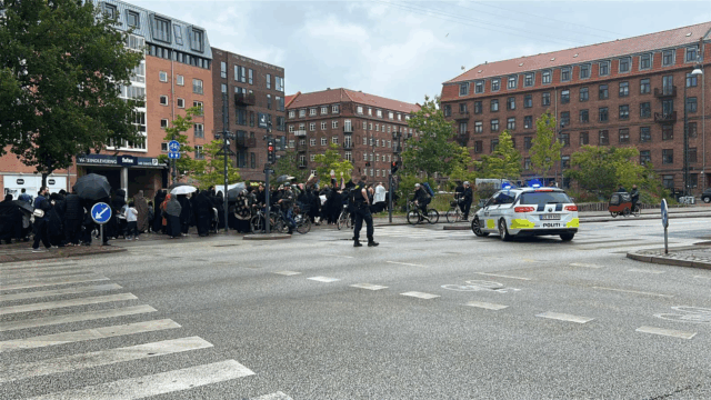 Stort muslimsk optog stopper trafikken på Nørrebro