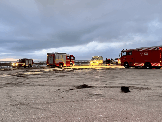 Bil med flere passagerer ender i vandet