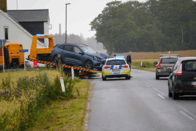 Melding om fastklemte: Ambulance og akutlægebil afgår med udrykning