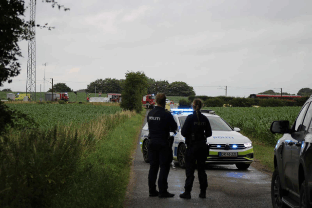 Bilist mister livet på jernbaneoverskæring