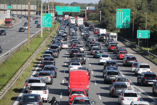 Motorvej helt spærret efter uheld