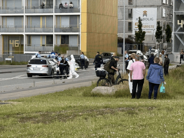 Politiet afspærrer vej i boligkvarter: Person i DNA-dragt føres væk