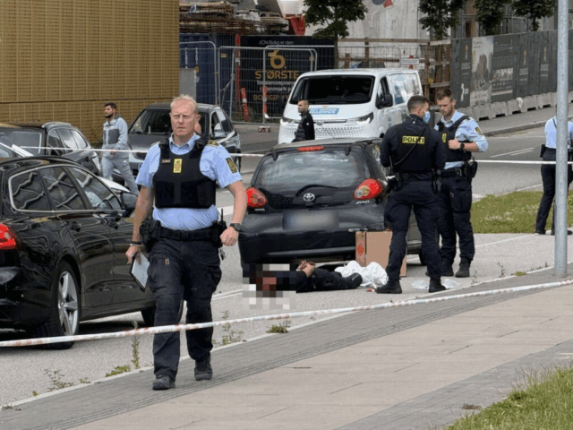 Melding om flere våben: Politiet uddyber stor indsats på åben gade