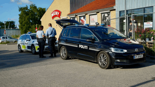 “Ret meget blod”: Politipatruljer ved Meny