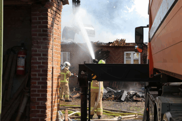17 brandmænd kæmper med flammerne