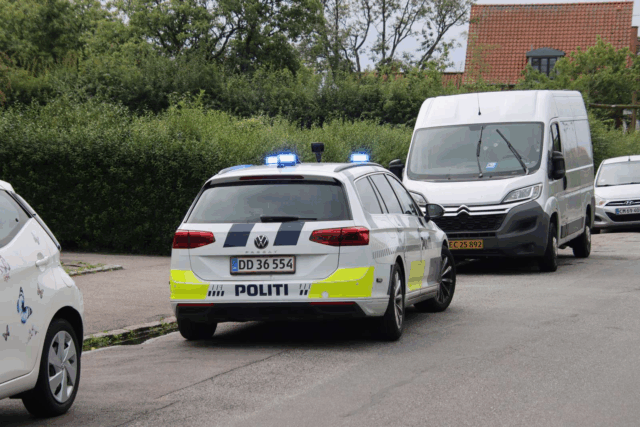 Politiet arbejder i lejlighed