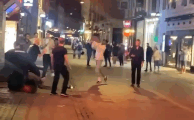 Vild video viser stort drama foran Sam’s Bar: “Vi prøvede at stoppe ham”
