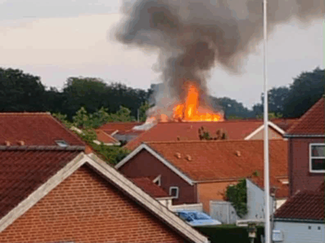 Flammerne vælter ud gennem taget