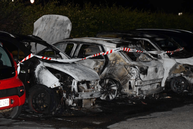 Flammehav på parkeringsplads: Mange biler mister livet