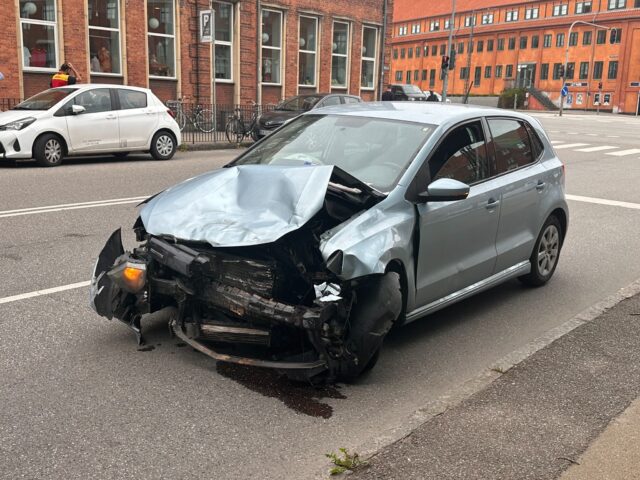 København: Taxa og personbil smadrer hårdt sammen